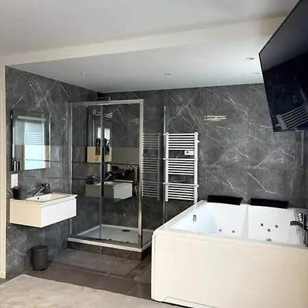 : Magnifique Avec Jacuzzi Appartamento