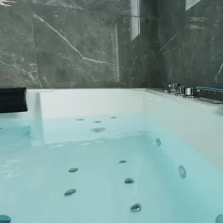 : Magnifique Avec Jacuzzi Savigny-le-Temple