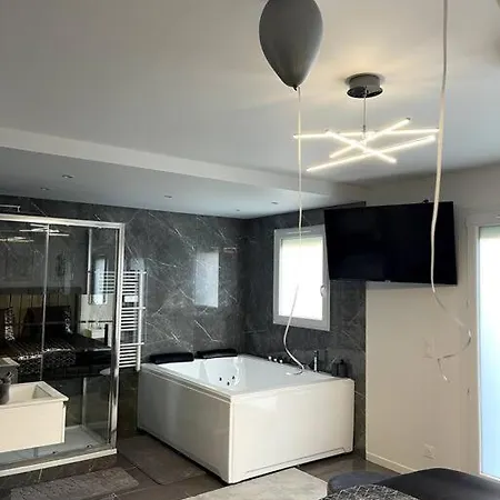 Appartamento : Magnifique Avec Jacuzzi Savigny-le-Temple
