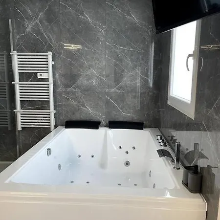 : Magnifique Avec Jacuzzi Appartamento *